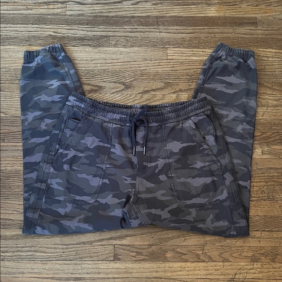 Women’s Athleta Camo Farallon Joggers - Picture 2 of 9